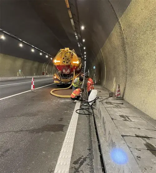 常宁隧道排水渠清淤